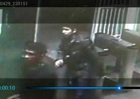 Bandidos que roubaram Nilton Lins filmados quando passavam  pela catraca